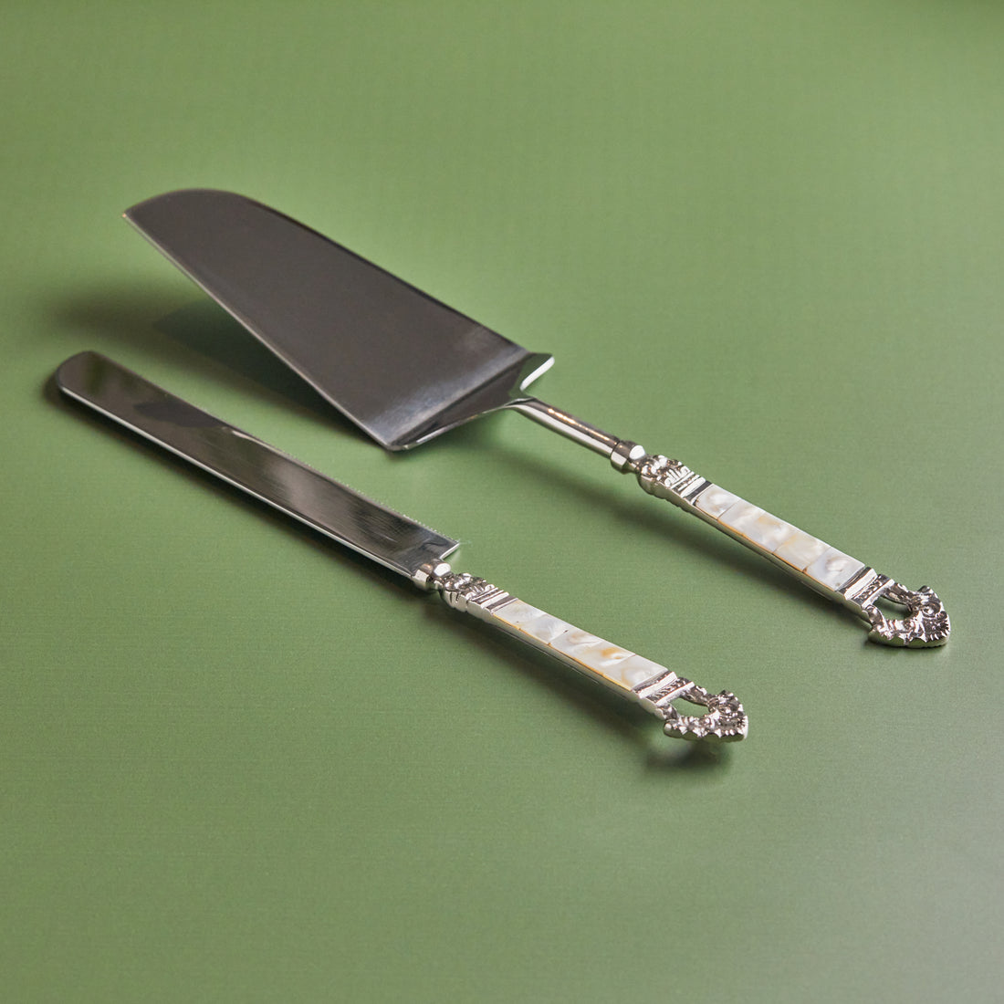 Handcrafted2-PieceMotherofPearlCakeKnife_Serverset1